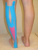 De elastische tape kan dagenlang worden gedragen.